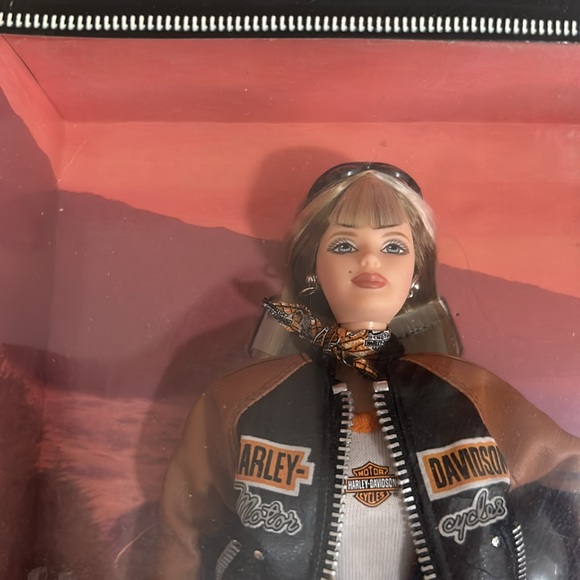 1999 MATTEL HARLEY DAVIDSON MOTORCYCLES COLLECTOR EDITION BARBIE DOLL 25637 - Picture 2 of 12